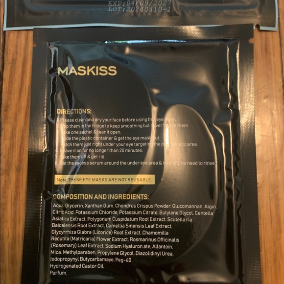 NWT card holder & eye masks (2 pieces) - Picture 9 of 10